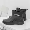 Botas de chuva masculinas da moda de cano curto, antiderrapantes, impermeáveis, adequadas para uso na cozinha, lavagem de carros e canteiros de obras; duráveis, resistentes à água e forradas para aquecimento.