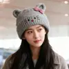 Chapéu de Lã com Orelhas de Gato Fofas e Laço de Cor Contrastante para Mulheres Inverno Quente Estilo Coreano Versátil Proteção de Orelhas Redutor de Idade Tricô Chapéu Frio