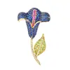 Broche de Lírio-Calla Azul Profundo Luxuoso e Finamente Trabalhado, Alfinete Floral Bicolor de Esmalte de Alta Qualidade, Flor Elegante para Lapela de Paletós