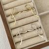 Pendientes de lazo liso de moda de lujo de alta gama, elegantes, hermosos y versátiles, pendientes pequeños exquisitos.