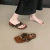 Primeiro Encontro com as Sandálias de Dedo Planas com Estampa de Leopardo Estilo Francês para Mulheres, Novo Modelo Verão 2026, Adequadas para Usar com Saias, Chinelos de Praia