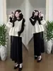 Un Conjunto Completo de Atuendos de Otoño e Invierno, Chaleco de Punto Retro Negro con Volantes y Mangas de Campana, Traje Adelgazante
