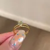Anel de açúcar cristalizado em forma de gota d'água torcida de camada dupla dourado com diamante cintilante para mulheres, design de nicho, anel para dedo indicador, luxo leve com toque de alta qualidade