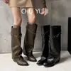 Chuyuji Botas de Moda Sexy Adelgazantes de Caña Ancha para Mujer 2026 Nuevo Estilo Hebilla de Cinturón con Remaches Tacón Grueso Pantalón