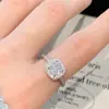 Anel Cubo de Açúcar Super Brilhante Pequeno para Mulheres, Toque de Luxo Leve de Alta Qualidade, Anel Aberto, Design de Nicho, Anel de Dedo Mínimo, Anel de Dedo Indicador com Strass