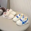 Zapatos para niños pequeños Zapatos para niños 2025 Verano Nuevos Zapatos de bebé Suela suave Antideslizantes Zapatillas casuales de moda para niñas
