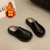 Pantuflas de cuero estilo Birkenstock con suela gruesa y forro de felpa, diseño de punta cerrada, para mujer, adecuadas para usar al aire libre, nuevas botas de nieve de invierno 2026, pantuflas de algodón esponjosas