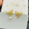 Nuevos Pendientes de Botón Dior Cd Perla Primavera Temprana 2025 con Agujas de Plata para Mujer, Pendientes de Mariposa Completamente Diamantados Versátiles Clásicos al por Mayor