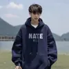 Moletom Masculino Outono e Inverno 2025 Novo Estilo com Forro de Lã Espessado Solto com Capuz Peso Pesado Tendência Marca Casual Tamanho Grande Jaqueta