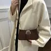 Bolso de mujer estilo baguette, nueva colección otoño 2026, bolso de hombro chic y retro, bolso cruzado versátil, venta al por mayor