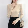 Foto Real Otoño e Invierno 2022 Nuevo Cuello Redondo Bajo Clavícula Descubierta Camiseta Base Tejida Ajustada Suéter Corto Delgado Top con Botones