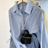 Camisa de Rayas con Cordón y Mangas Nicho Francesas para Mujer Nueva Primavera y Otoño 2025 Estilo Coreano Holgada con Aberturas en el Bajo