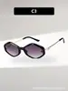 Nuevas gafas de sol metálicas con diseño trenzado en las patillas, de forma poligonal irregular, con un estilo chic y protección UV.