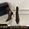 Novas Botas Slim Outono/Inverno 2026 com Salto Alto Fino, Bico Fino, Couro Macio Elegante, Zíper Traseiro, Botas Curtas Versáteis Estilo Coreano