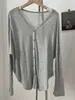 Camiseta estilo coreano para mulheres, com decote V e mangas compridas, macia e com bom caimento, de abotoamento simples, corte solto, modelagem que afina, disponível em várias cores, atacado em estoque