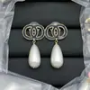 Aretes Doble C Estilo Chanel para Mujer, Aretes de Perla Stud Estilo Chanel, Aretes Versión de Alta Gama con Pasadores de Plata