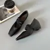 Sapatos Mary Jane super macios de pele de ovelha com aumento de altura para mulheres, novo modelo 2026, sapatos rasos de bico quadrado com tiras elásticas cruzadas, sapatilhas