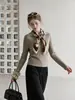 Otoño 2026 Nuevo Conjunto de Dos Piezas para Mujer, Cárdigan de Punto Trenzado Clásico Casual Estilo Old Money con Solapa, Bufanda de Seda