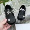 Zapatos Pequeños de Cuero para Niñas Otoño Nuevo Estilo Zapatos de Princesa Suela Suave para Niños Zapatos Individuales Poco Profundos con Perlas para Niñas Pequeñas