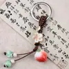 Pingente Chaveiro Bolsa Tecida com Contas de Porcelana Morango Fresco de Yuan Xiaohong Artesanato Cultural Étnico Criativo de Feira Noturna