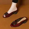 Sandálias quadradas com fivela de strass boca de peixe para mulheres, novo modelo de verão 2026, tamancos slip-on de salto grosso e bico aberto para uso ao ar livre