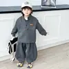 Ropa de Otoño para Niños Comercio Exterior Ropa Infantil 2026 Otoño Nuevo Estilo Calle Fresco Sudadera con Capucha de Traje de Tres Botones Conjunto de Dos Piezas
