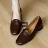 Mocassins de salto baixo, bico quadrado e abertura rasa, oferecendo uma estética retrô, adequados para o trajeto e para uso casual, e proporcionando uma sensação confortável para os pés.. Único sapatos femininos