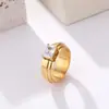Anillo Cuadrado de Diamantes Rayado de Lujo Ligero Moda Diseño Simple Coreano de Nicho Joyería de Mano Elegante de Acero de Titanio Venta Directa de Fábrica para Mujeres