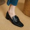 Sapatos Femininos de Corte Profundo, Novo Estilo Outono/Inverno 2026, Mocassins Slip-On de Salto Grosso, Sapatos de Couro Preto para Mulheres