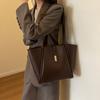 Bolso grande de cuero suave, bolso de viaje de gran capacidad para mujer, nuevo bolso tote 2023, bolso de hombro nicho de alto sentido, que combina con todo