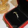Diseño Retro Francés Super Flash Anillo de Azúcar para Mujer Nicho Lujo Ligero Diamante Completo Anillo de Olivino Verde Otoño e Invierno Nuevo