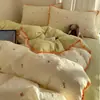 Conjunto de Roupa de Cama Floral Bordada Fresca e Simples de Quatro Peças, Lençol de Algodão Lavado, Conjunto de Roupa de Cama para Quarto Principal Estilo Ins de Três Peças