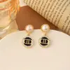 Moda Retro Francesa Lujo Ligero Pendientes de Perlas con Letras Pendientes de Alto Diseño para Mujer Pendientes Elegantes Únicos de Nicho