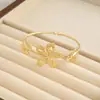 Pulsera Abierta de Moda con Personalidad Estilo Ins de Venta Caliente Transfronteriza Europea y Americana para Mujer, Pulsera Apilable Versátil de Lujo Ligero en Forma de C