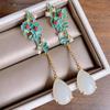 Pendientes de Jade Blanco con Flores Azul Quemado, Pendientes Largos Estilo Palacio para Hanfu Cheongsam, Pendientes Étnicos para Mujer con un Toque Femenino