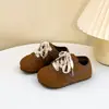 Zapatillas versátiles y de moda para niños 2026 primavera y otoño nuevo estilo coreano zapatos casuales para niñas zapatos modernos para niños venta al por mayor suela suave