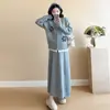 Traje para mujeres embarazadas 2024 otoño e invierno nuevo moda coreana industria pesada flor suelto falso dos piezas top falda