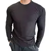 Camiseta atlética acanalada estilo americano, diseñada para hombres musculosos, suave y duradera, con cuello pequeño, mangas largas, adecuada para entrenamiento de fitness, correr y como capa base.