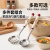 Vaya, esta es una cuchara sopera doméstica hecha de acero inoxidable 201 con un mango largo, diseñada para prevenir quemaduras al servir hot pot, dumplings, fideos y sopa.. Tiene una forma profunda y curva y un mango antideslizante de PP