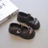 Sapatos de Princesa com Laço para Crianças 2026 Primavera/Verão Novos Sapatos de Princesa Vazados Fechados para Meninas Sola Macia Sapatos Mary Jane de Couro