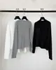 Han Xun Roupas de Trabalho Leves Retrô Macias Elásticas Versátil Gola Henley Bolso Blusa para Mulheres Outono 2026 Top 27157