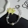 Cadena de teléfono original estilo coreano de flor de lirio y perla, colgante de alta gama para chicas, de nicho y súper elegante
