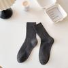 Calcetines grises de mujer, calcetines de longitud media, calcetines apilados de primavera y otoño, medias de estilo coreano, calcetines populares de Internet, calcetines de moda, calcetines blancos de pantorrilla.