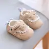 2026 Outono Novos Sapatos Andadores para Bebês Meninas Estilo Coreano Florais Solado Macio Sapatos de Bebê Velcro Laço Sapatos Infantis