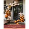 La atmósfera en la puerta de la ceremonia de inauguración de la gran y auspiciosa cesta de flores está decorada con globos y columnas.. La escena de la celebración del aniversario del centro comercial.