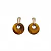 Brincos retro franceses Maillard com pedra olho de tigre em argolas redondas, design moderno e sofisticado, brincos estilo executivo