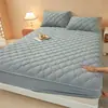 Saia de cama acolchoada de veludo cristal Classe A bordado duplo C quente de veludo curto cobertura de cama acolchoada protetor de colchão saia de cama semi-coberta de veludo de leite
