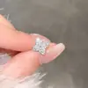 Aretes de Acero de Titanio de Grado Médico con Trébol de la Suerte Brillante de Circonita con un Toque de Lujo, Tornillos para Orejas que No Necesitan Quitarse al Dormir, para Mujeres