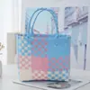 Nova bolsa de piquenique de primavera, bolsa de palha grande, esquema de cores rosa fofo, design xadrez color-block fresco e estiloso