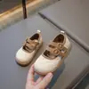 Nuevos zapatos de cuero elegantes de moda de otoño para niñas, versátiles y cómodos zapatos de suela blanda de princesa para niños, dulces y versátiles para bebés